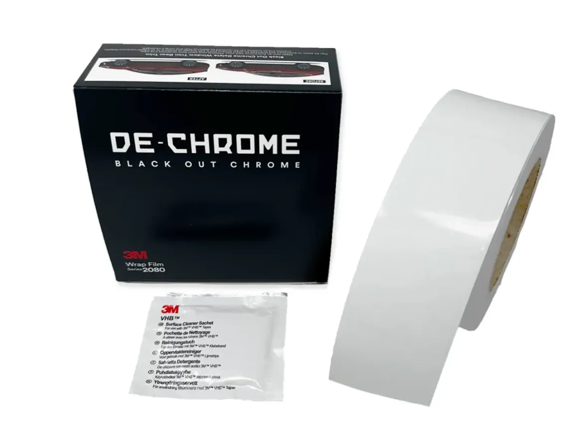 Kit 3M per eliminare le finiture cromate delle macchine. Include pellicola, detergente e istruzioni.