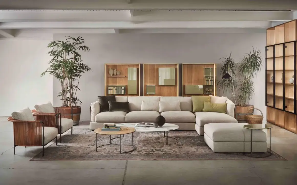 Soggiorno moderno con divano componibile color crema, poltrone in rattan e pareti color tortora chiaro e scuro.