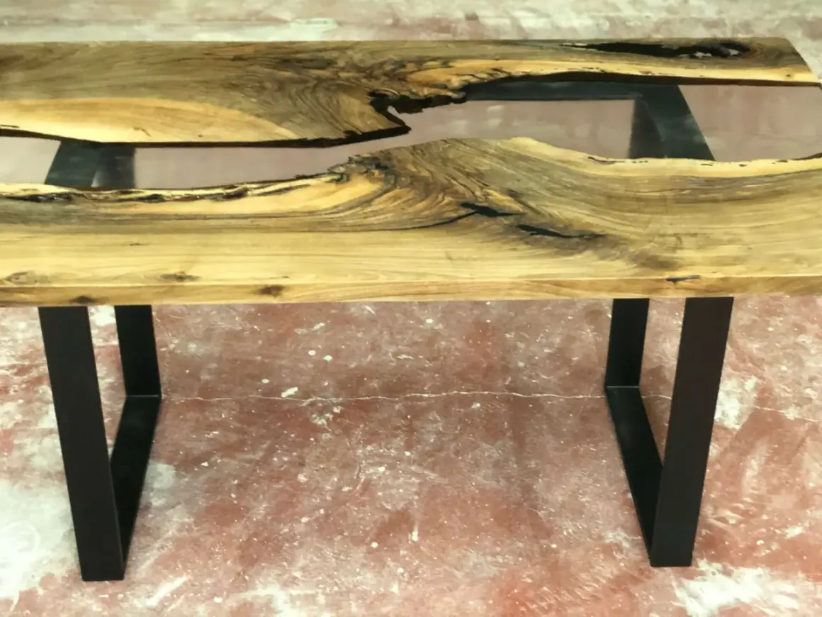 Tavolo legno e resina fai da te con venature uniche e gambe nere a V.