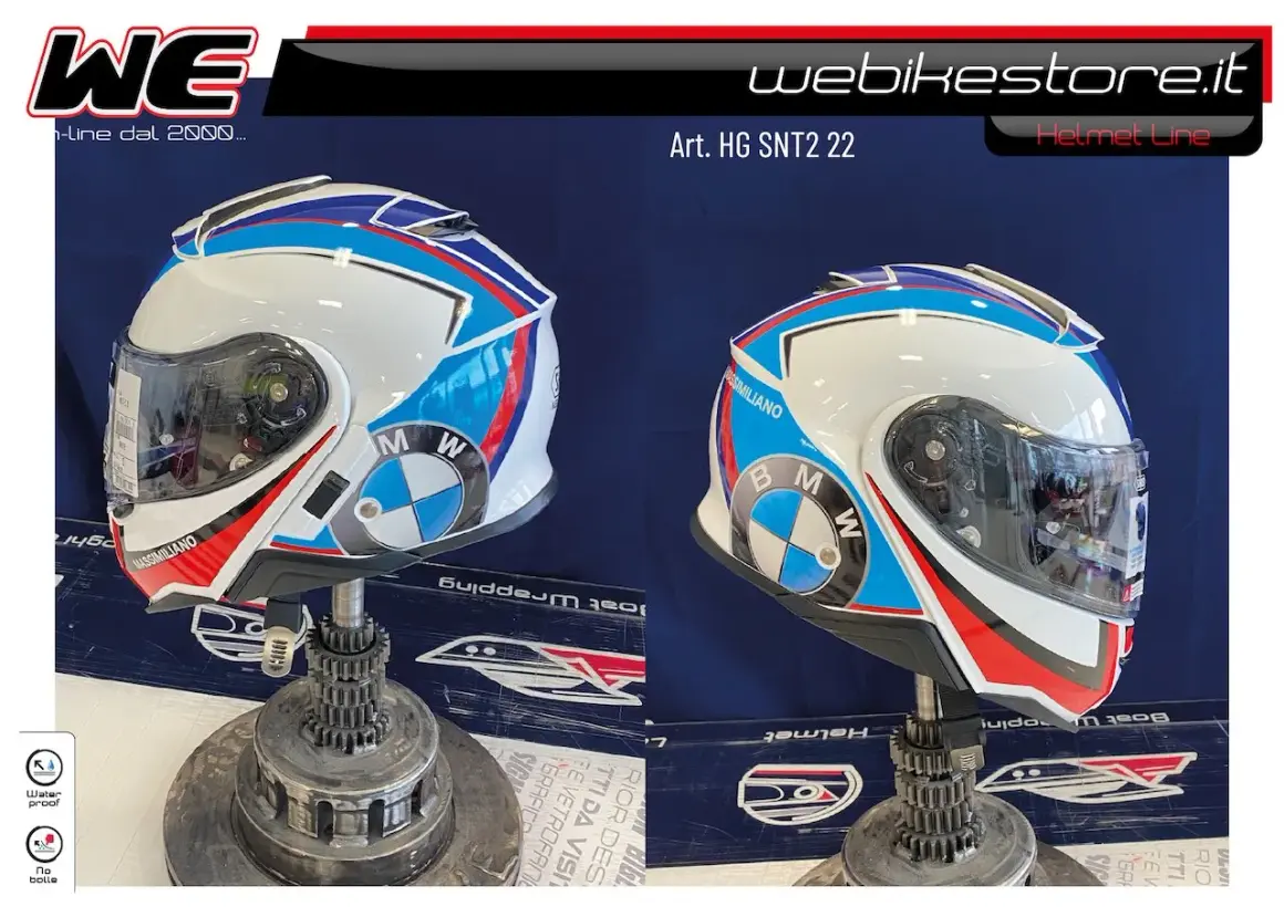 Casco integrale bianco con grafiche BMW blu, rosse e bianche. Si possono attaccare adesivi sul casco per personalizzarlo.