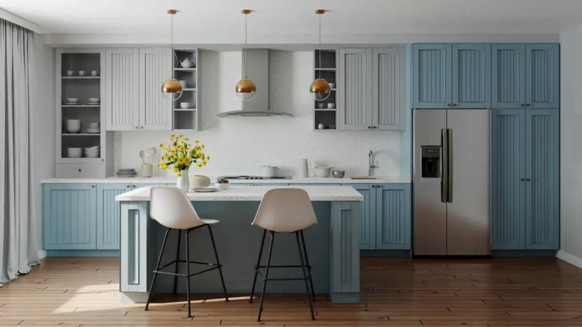Eleganti cucine bicolore con basi blu e pensili grigi, isola centrale con sgabelli e un mazzo di fiori gialli.