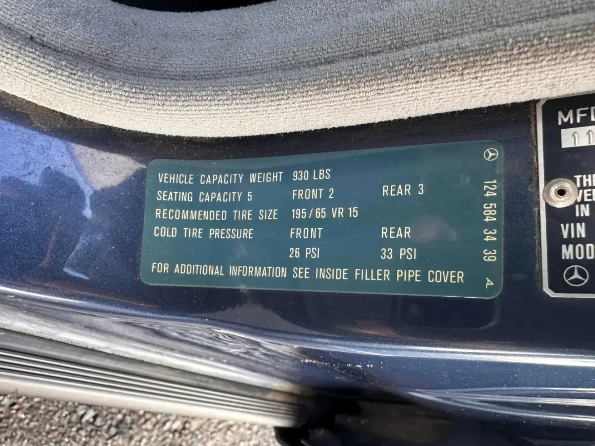 Etichetta con dati veicolo Mercedes: peso, posti, pneumatici e pressioni. Il codice colore Mercedes è integrato nei dati tecnici.