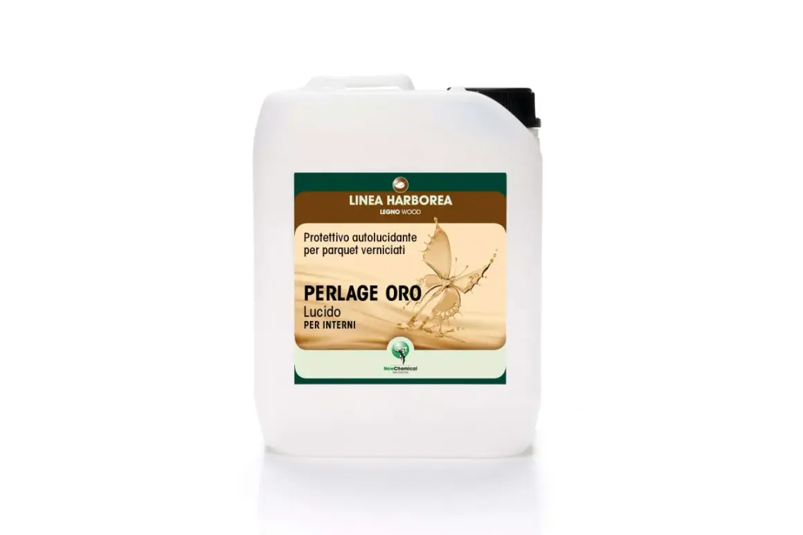 Bidone bianco con etichetta "Perlage Oro Lucido" per parquet. Il colore del prodotto è un dorato perlato, come una farfalla che emerge da una cascata.