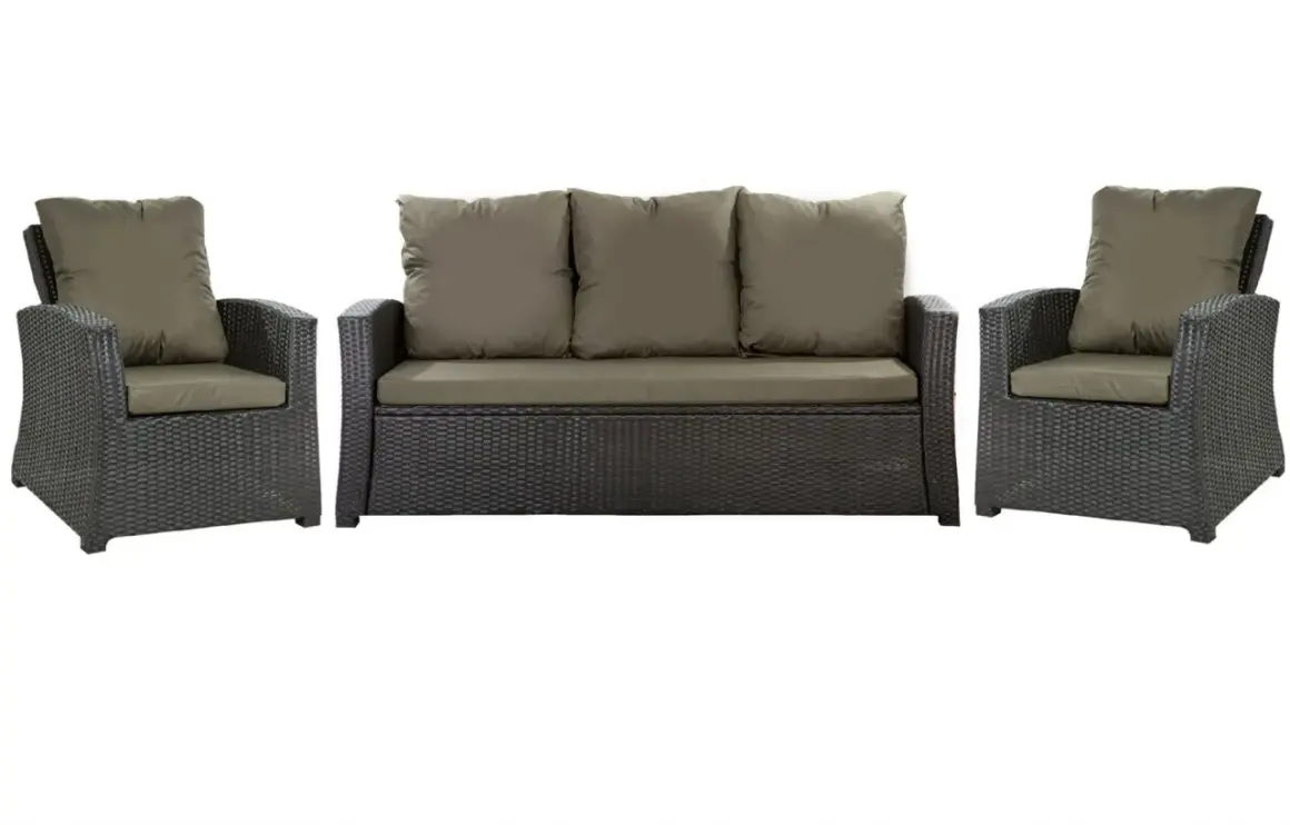 Divano e poltrone in rattan scuro con cuscini color oliva. Ideale per chi cerca idee su come rivestire un divano in rattan per un look moderno.
