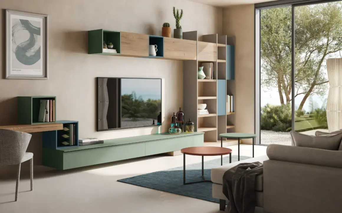 Moderna parete attrezzata fai da te con vani a giorno verdi e blu, mensole in legno e un mobile TV sospeso.