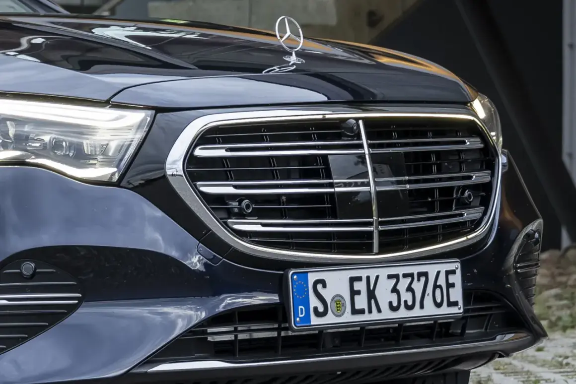 Dettaglio anteriore di un'auto di lusso con griglia cromata e fari a LED. La cromatura esterni risalta sulla carrozzeria scura.