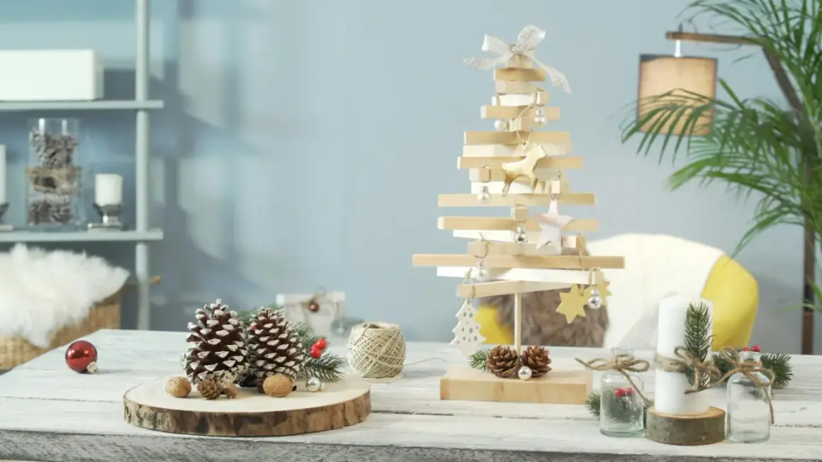 Un albero in legno fai da te, decorato con palline e renne dorate, crea un'atmosfera natalizia rustica.