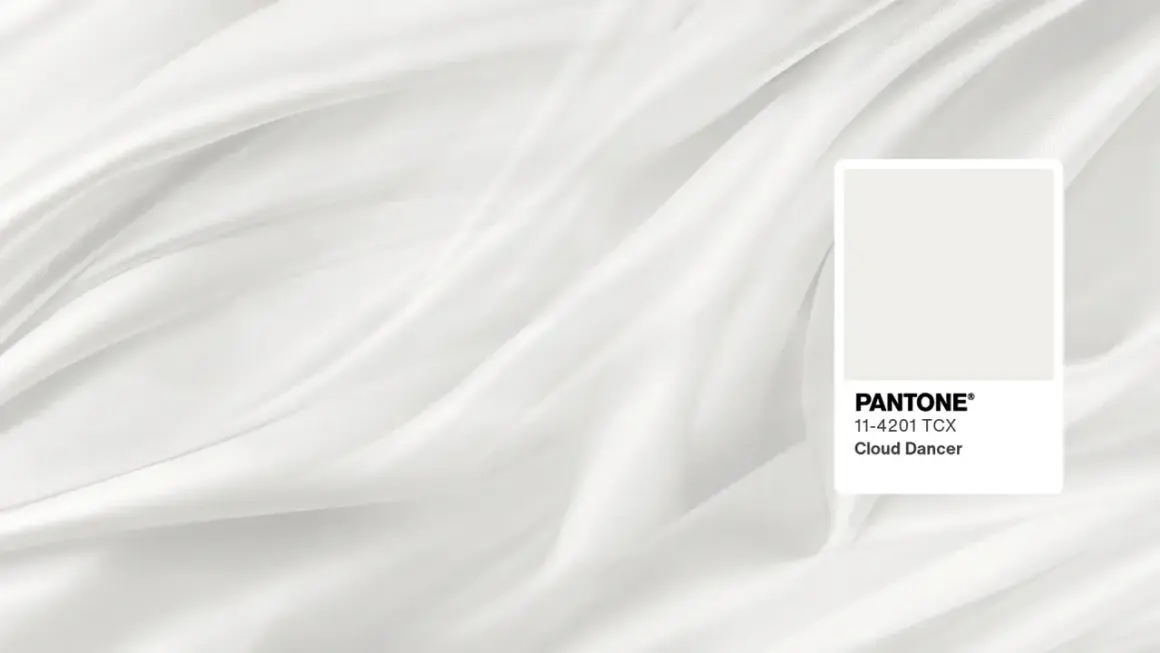 Tessuto bianco drappeggiato, con campione colore Pantone 11-4201 TCX, Cloud Dancer, il colore pantone 2026.