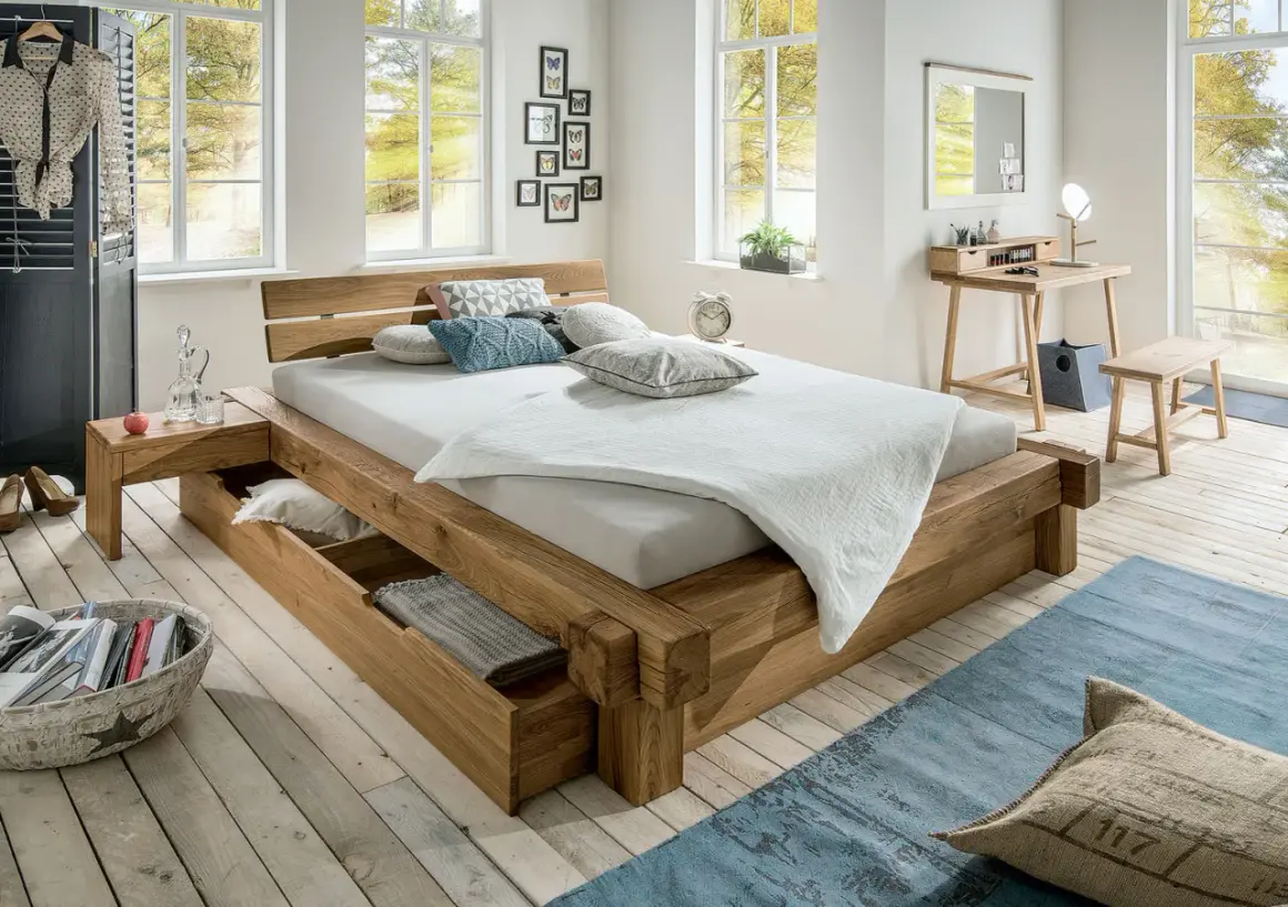 Un letto fai da te in legno massiccio con pratici cassetti, cuscini decorativi e una vista luminosa dalle finestre.