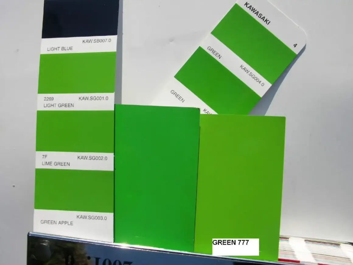 Campioni di colore con diverse tonalità di verde, tra cui il verde Kawasaki codice colore.