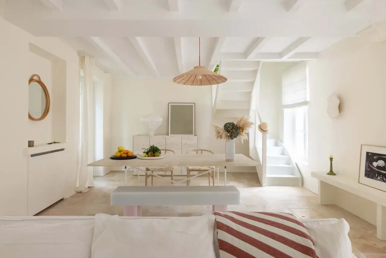 Interni luminosi con mobili chiari e un tocco di colore che anticipa il colore pantone 2026.
