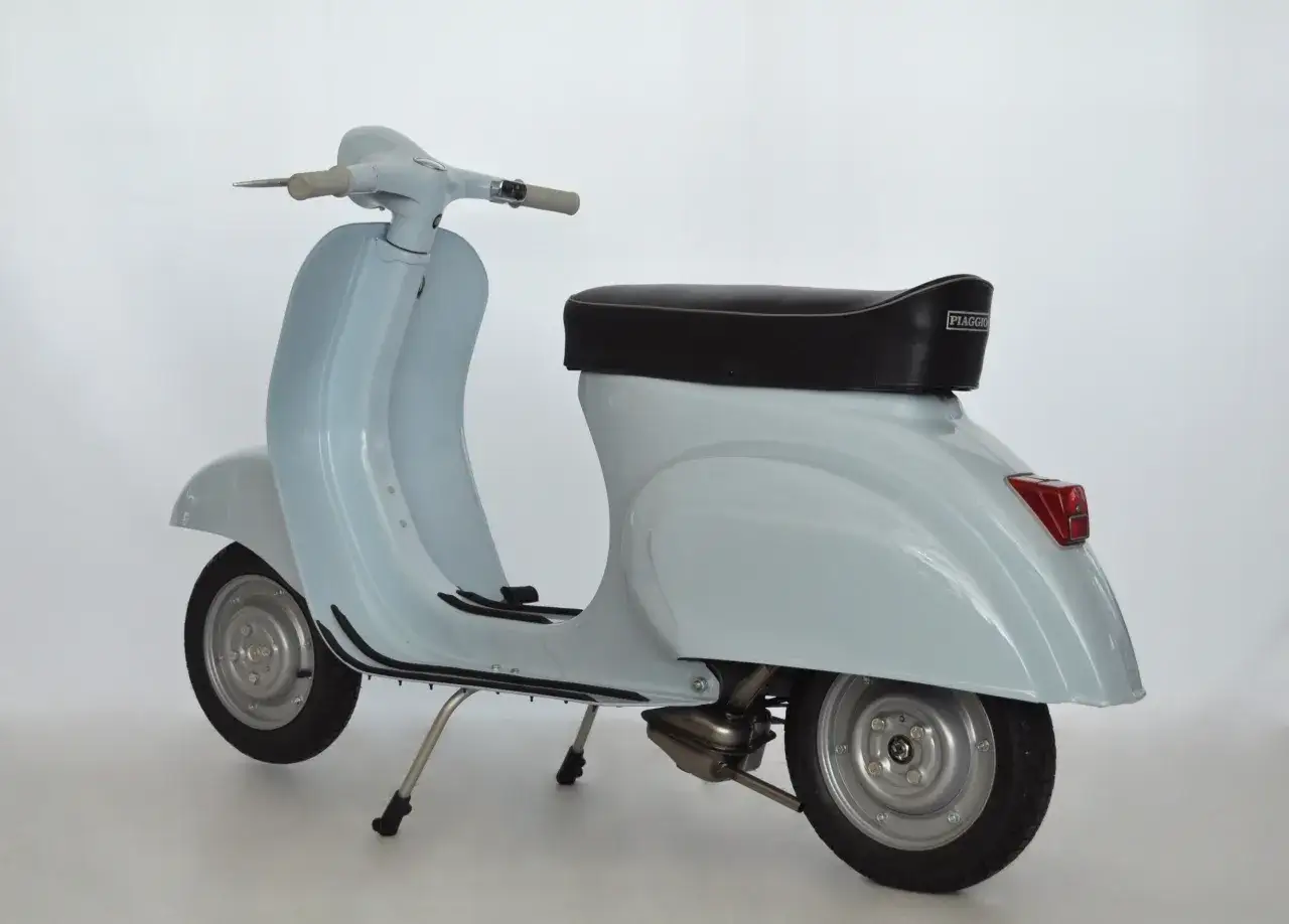 Vespa azzurra con sella nera. La tabella colore originale Vespa da numero telaio indica questa tonalit&agrave;.