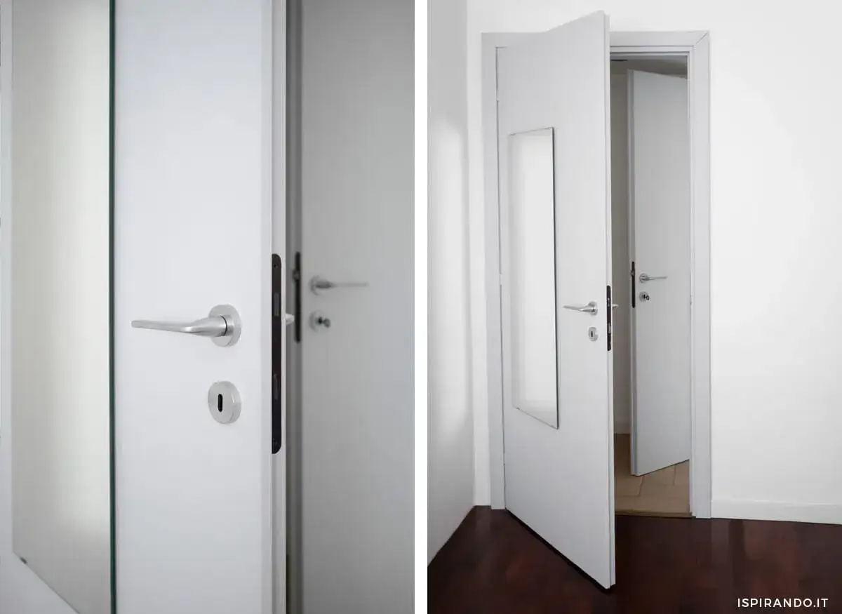 Dettaglio di porte interne bianche con maniglie argentate. Una porta è socchiusa, rivelando un'altra porta identica. Ideale per chi vuole verniciare porte interne.