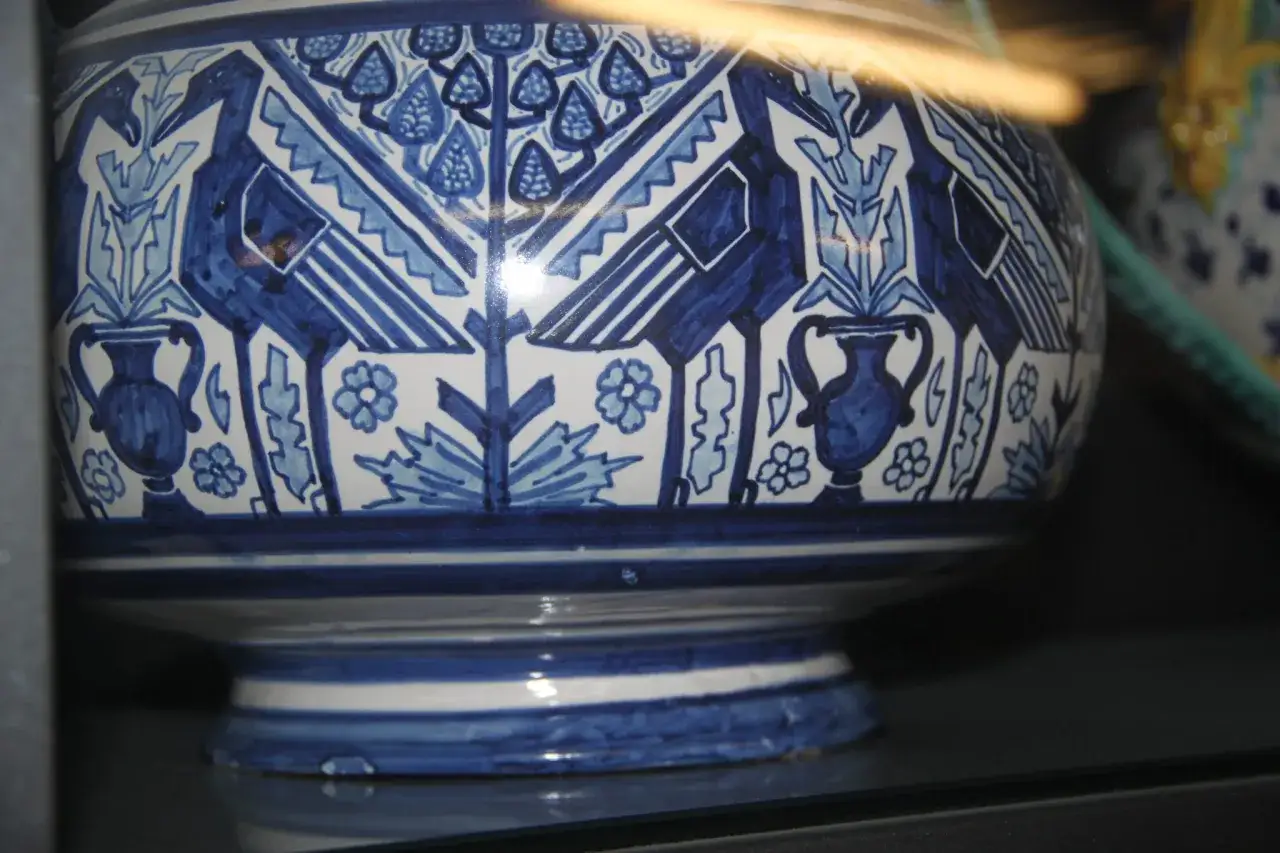 Vaso in ceramica con decorazioni stilizzate di uccelli e fiori, tutto in un intenso colore cobalto.
