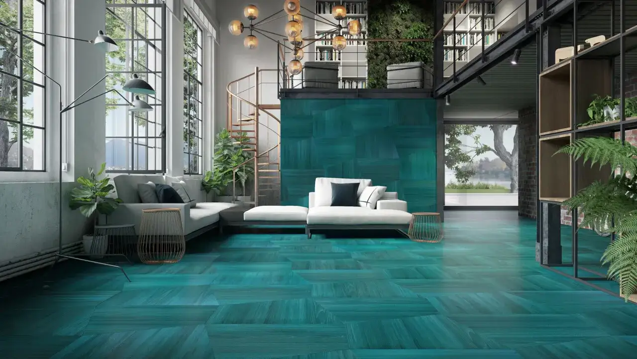Soggiorno moderno con pavimento e parete in legno color ottanio. Divano bianco, libreria a vista e grande finestra.