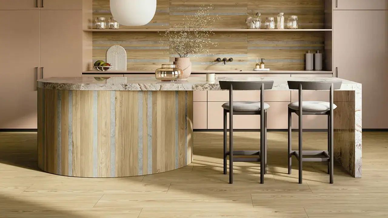 Accogliente cucina con isola in legno e marmo, sgabelli eleganti e mobili color pesca. Un'atmosfera calda e invitante.