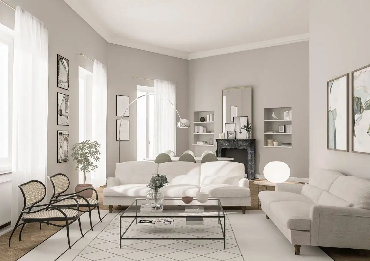 Soggiorno elegante con divani chiari, tavolino in vetro, sedie in rattan e pareti color tortora chiaro.