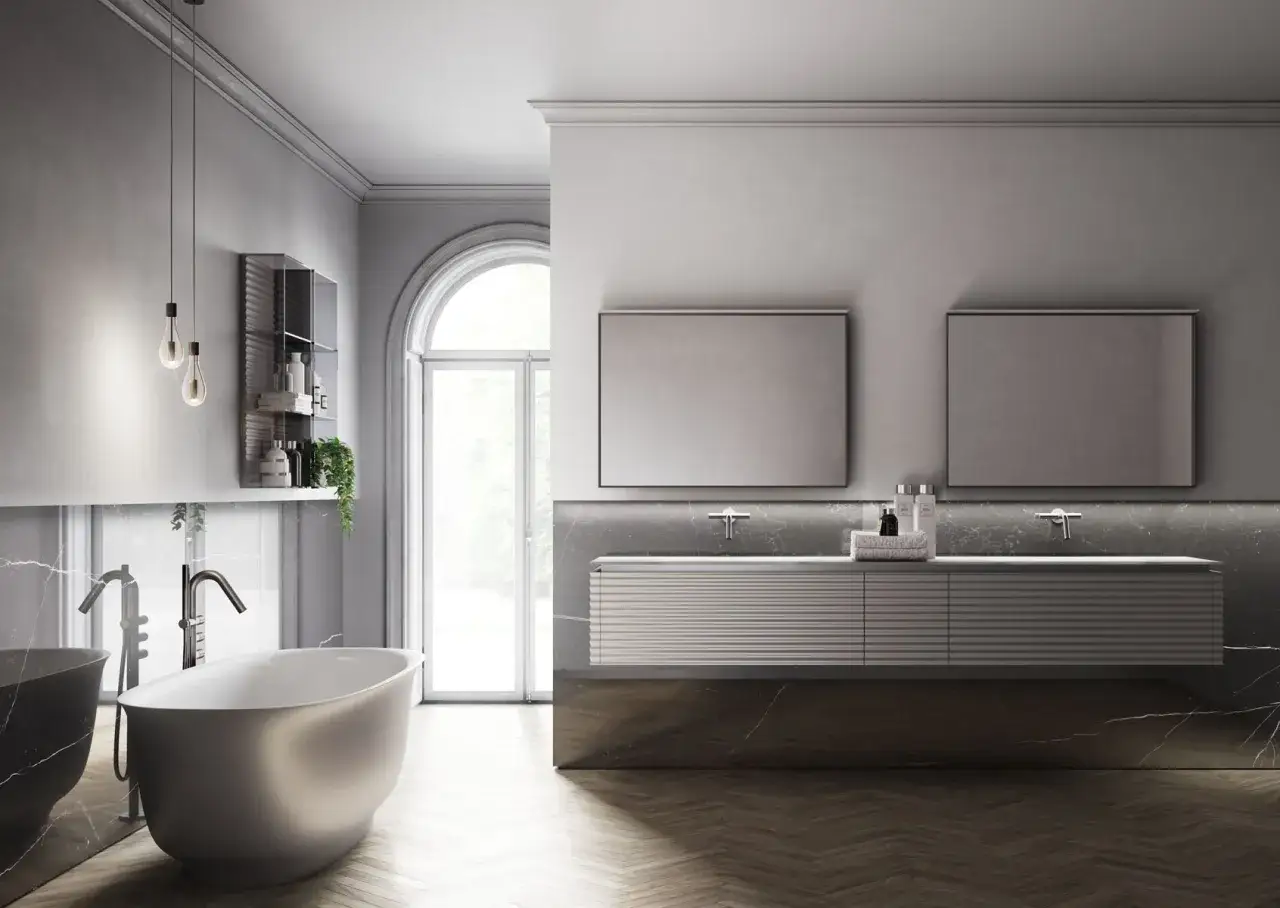 Bagno moderno con vasca freestanding, doppio lavabo e rubinetteria in cromo colore.