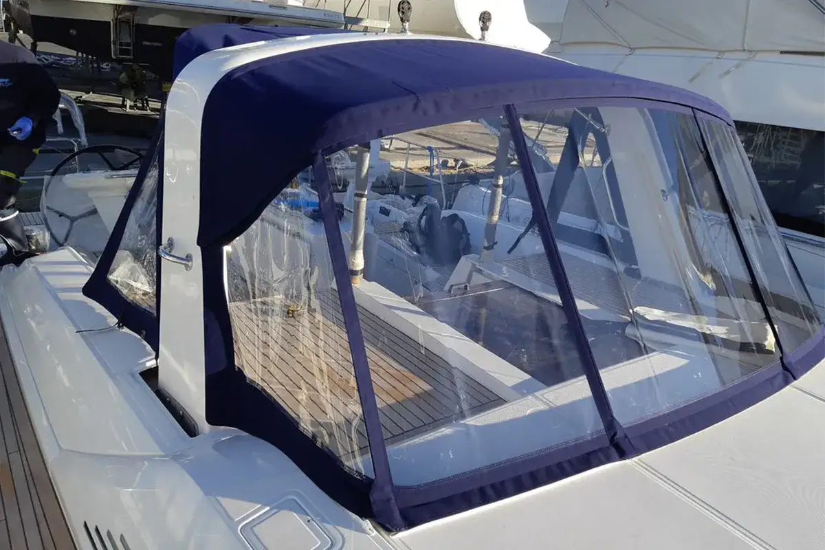 Tenda blu scuro su una barca bianca. Ottima scelta per decidere di che colore fare la barca, il blu si abbina bene al bianco.