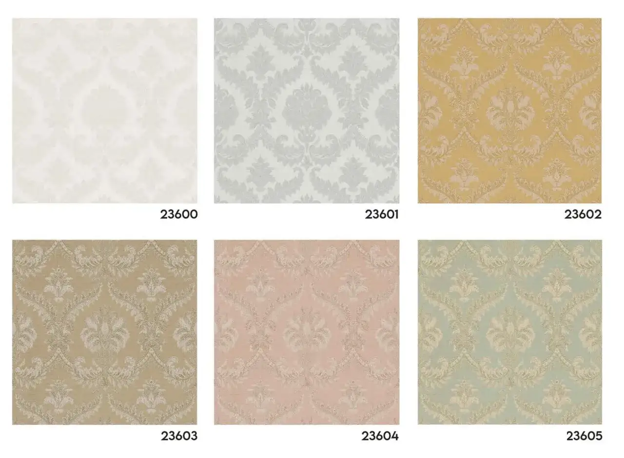 Sei campioni di carta da parati con motivo damascato in diverse tonalità: bianco, grigio, oro, beige, rosa e verde acqua.