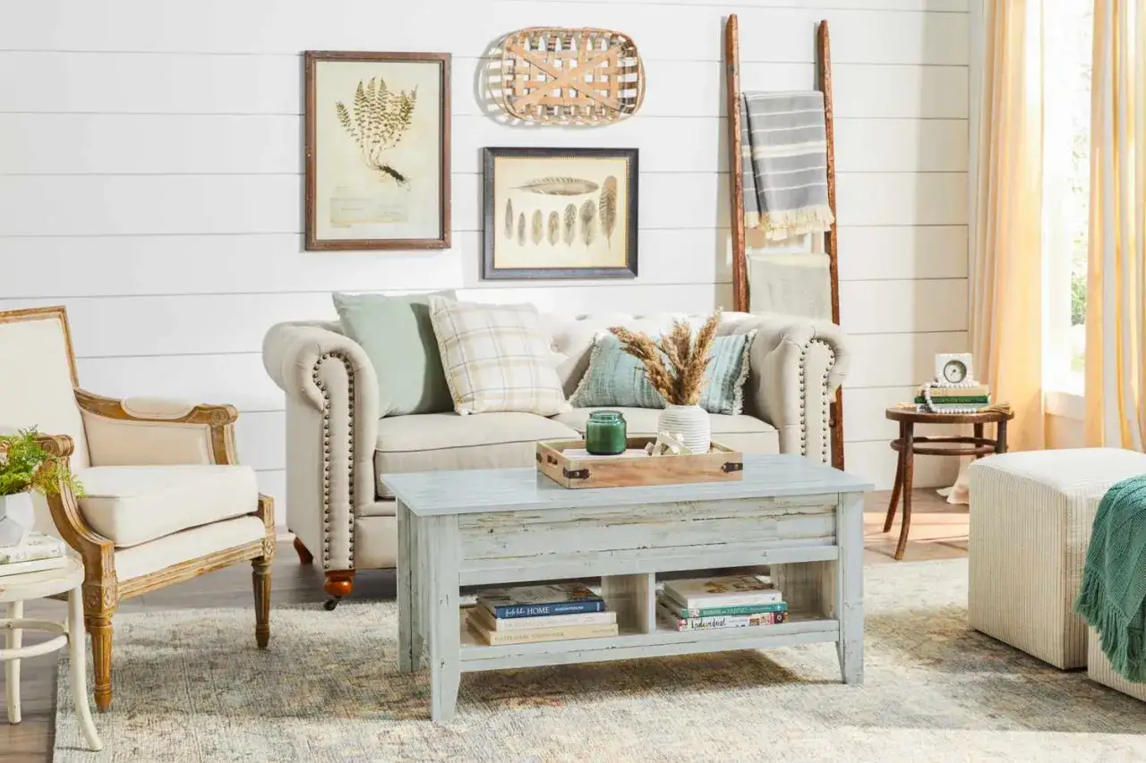 Salotto in stile shabby chic: divano, poltrona, tavolino in legno sbiancato, cuscini a quadri e decorazioni naturali. Idee da copiare.