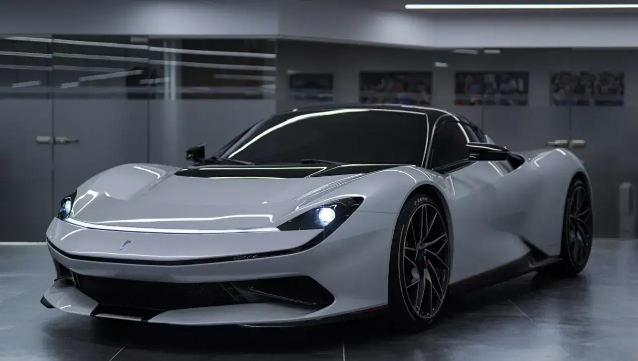 Supercar bianca con un elegante colore metallizzato auto, linee aerodinamiche e fari a LED luminosi.