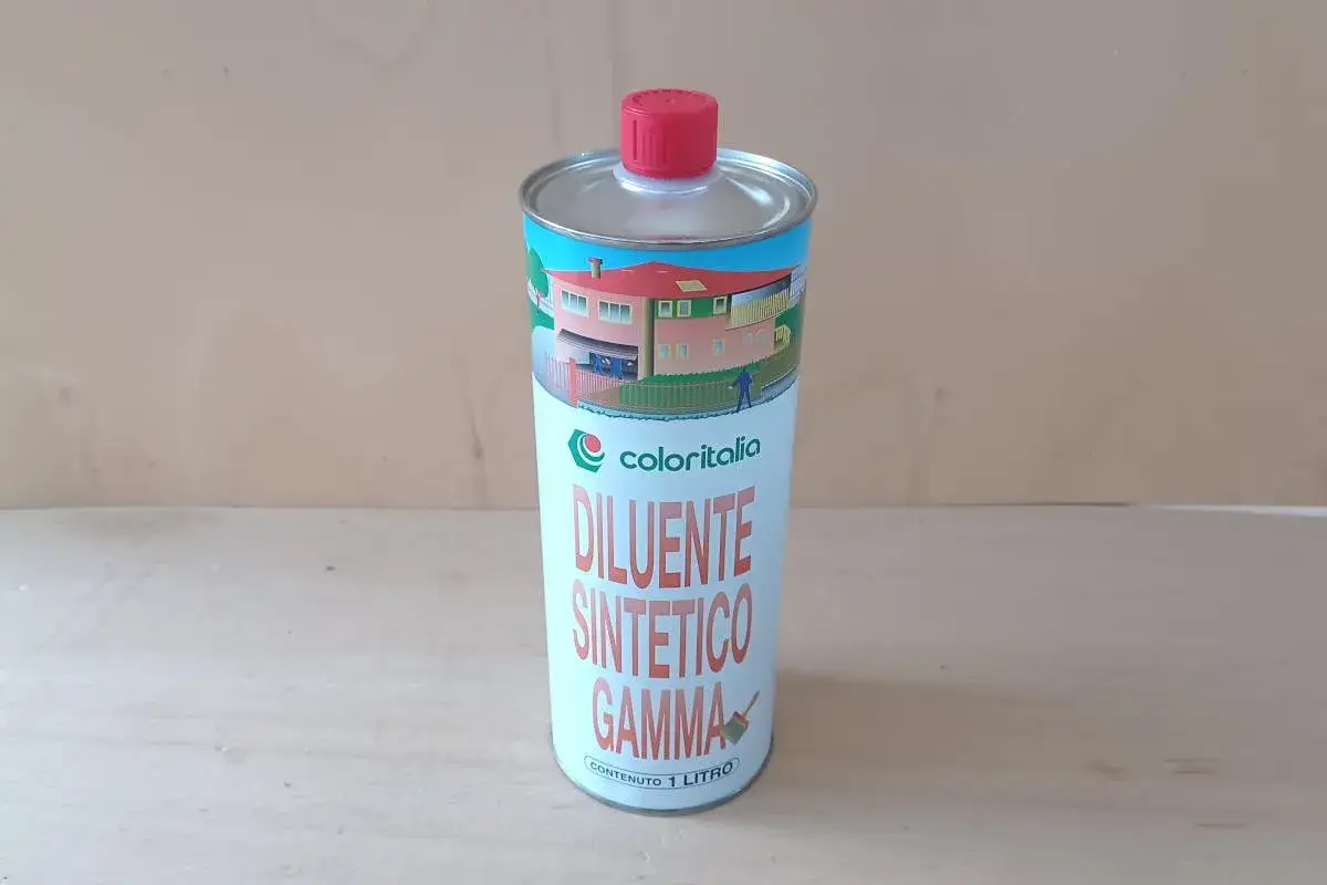 Lattina di diluente sintetico a cosa serve: ideale per diluire vernici sintetiche, pulire pennelli e attrezzi. Contenuto 1 litro.