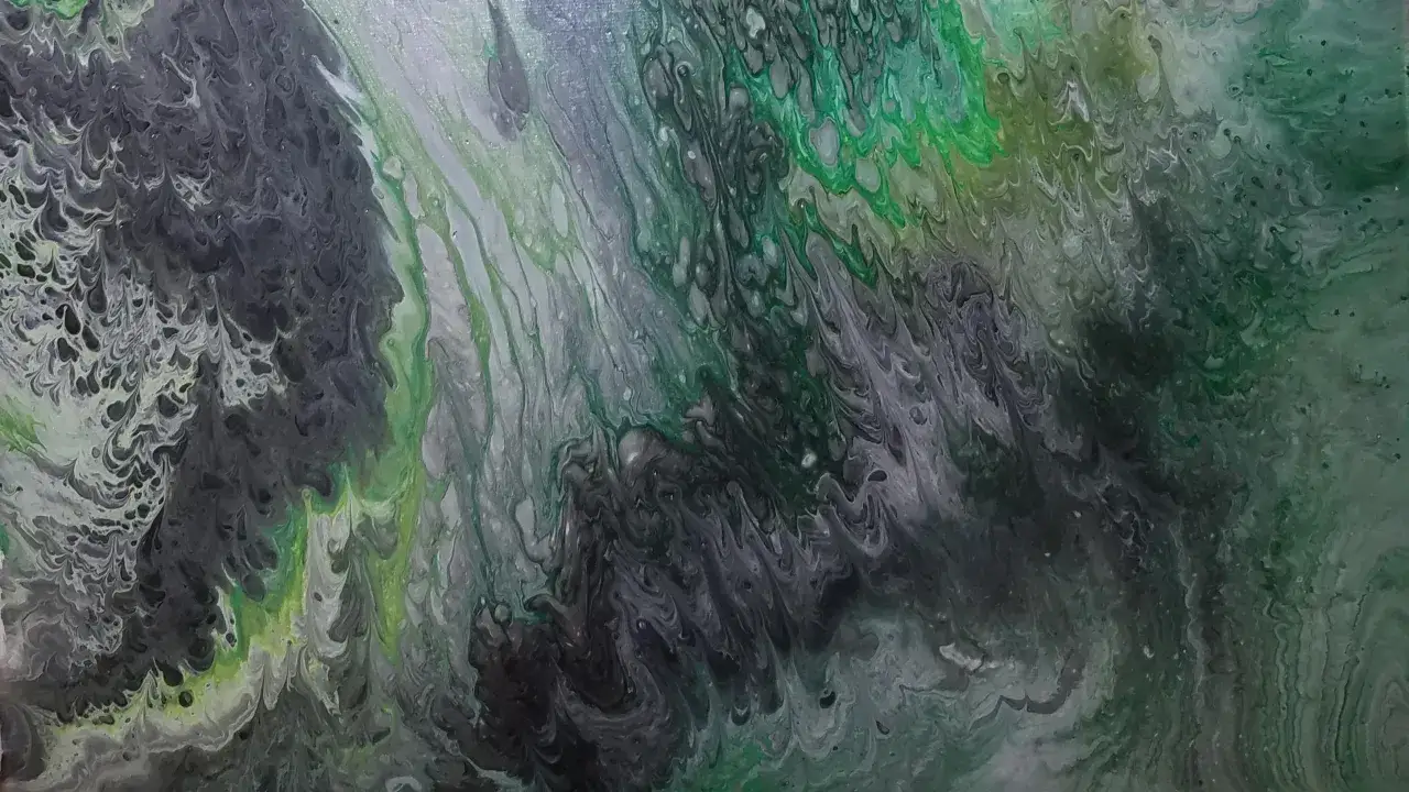 Un'opera astratta con sfumature di verde e grigio, che evoca la sensazione di usare pittura vecchia per creare un paesaggio marino mosso.