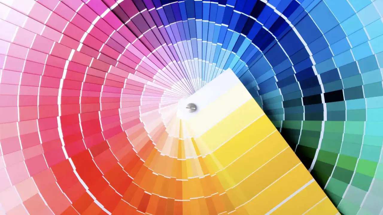 Ventaglio di campioni di vernici, una tavolozza di colori che va dal rosso al blu, passando per giallo e verde.