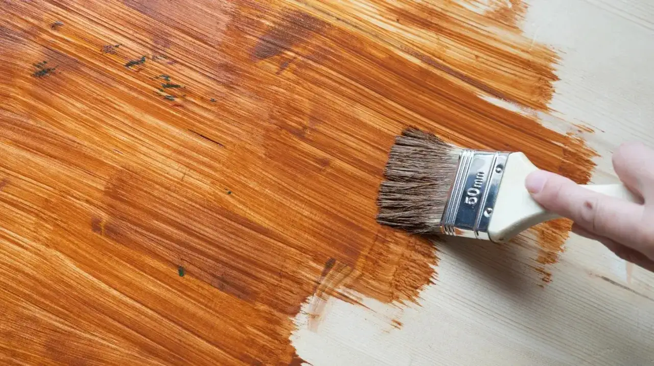 Pennellata di cementite su legno verniciato, che ne esalta le venature naturali.