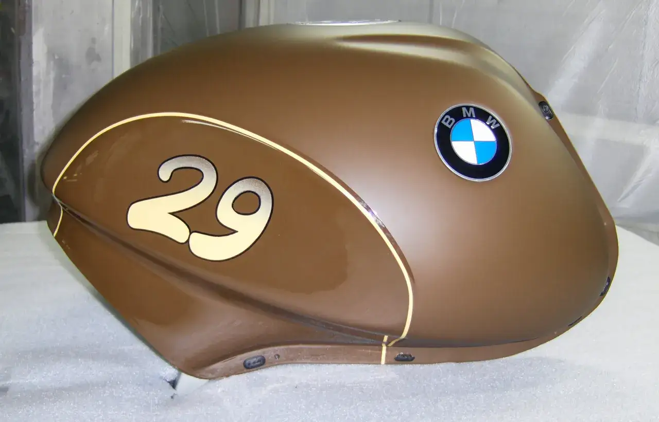 Serbatoio moto BMW marrone con numero 29, pronto per essere verniciato.