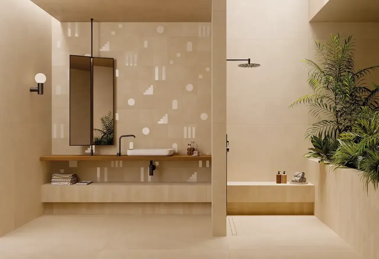 Bagno moderno con piastrelle a motivi geometrici sui toni dei colori pastello. Lavabo, specchio e doccia minimalisti.