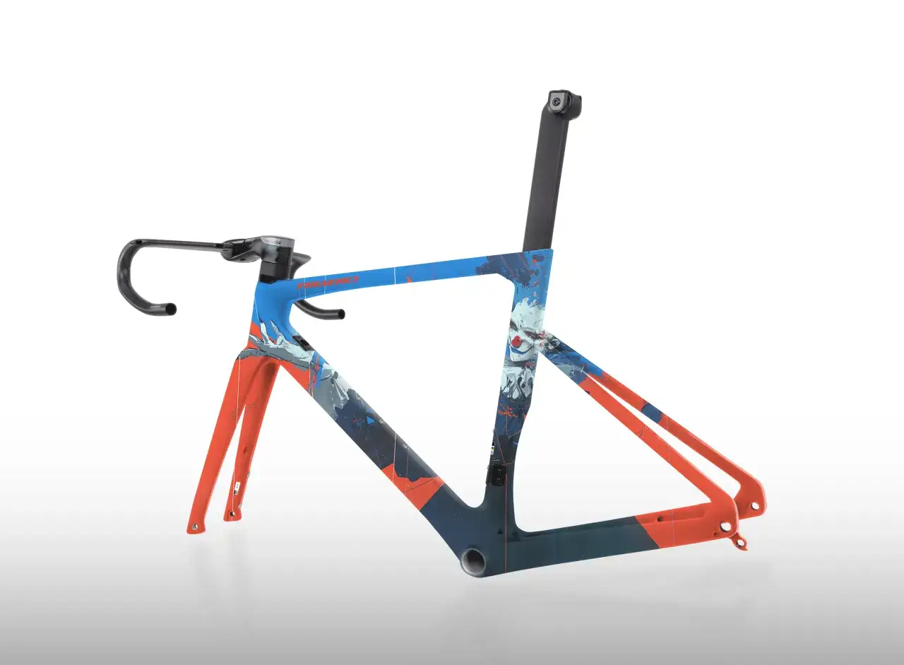 Telaio bici da corsa con grafica audace: idee verniciare bici con volto stilizzato e dettagli astratti blu e arancioni.