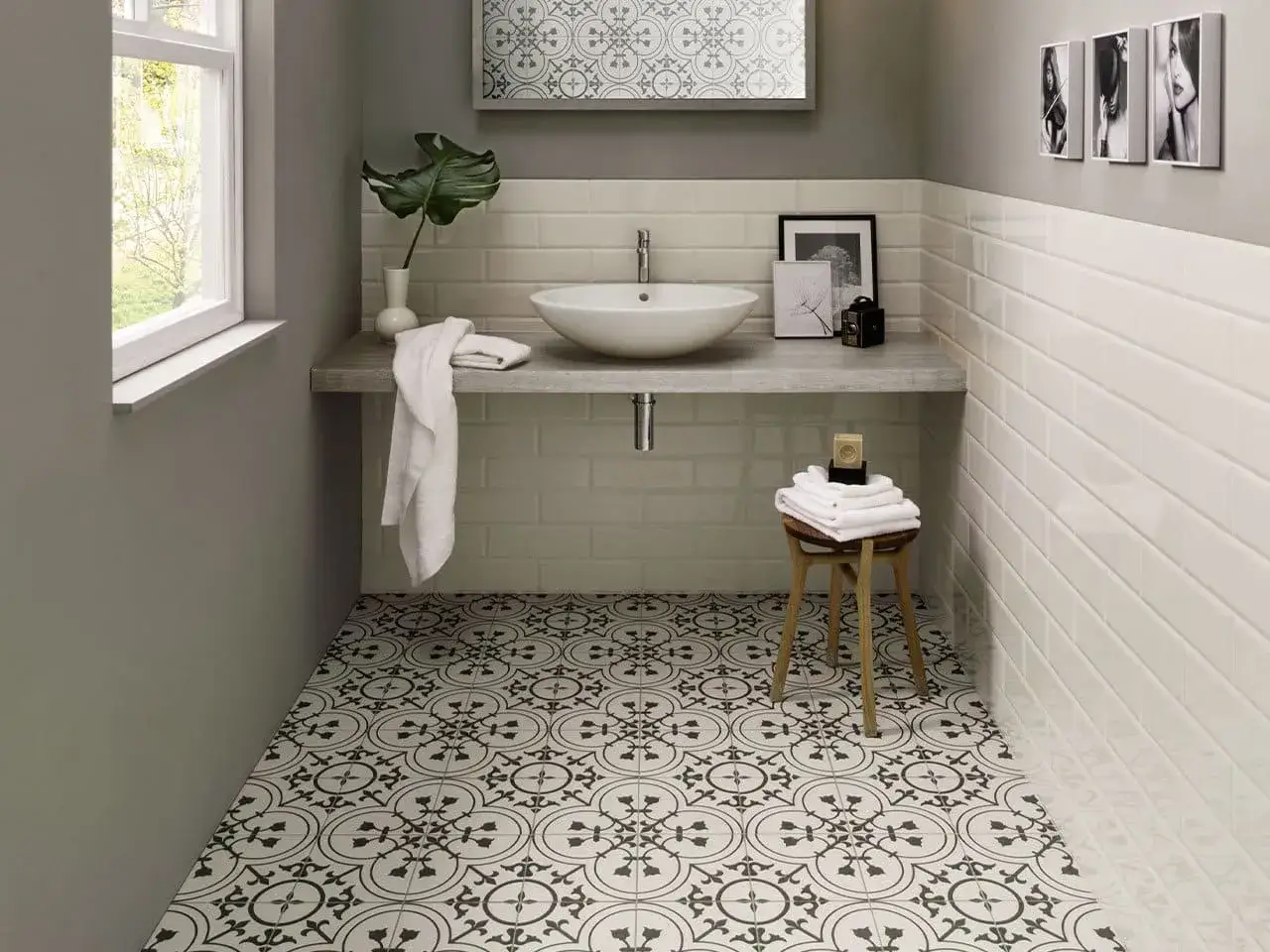 Pavimento decorato e rivestimento a metà parete con mattonelle bianche: idee rivestimento bagno piccolo con stile.