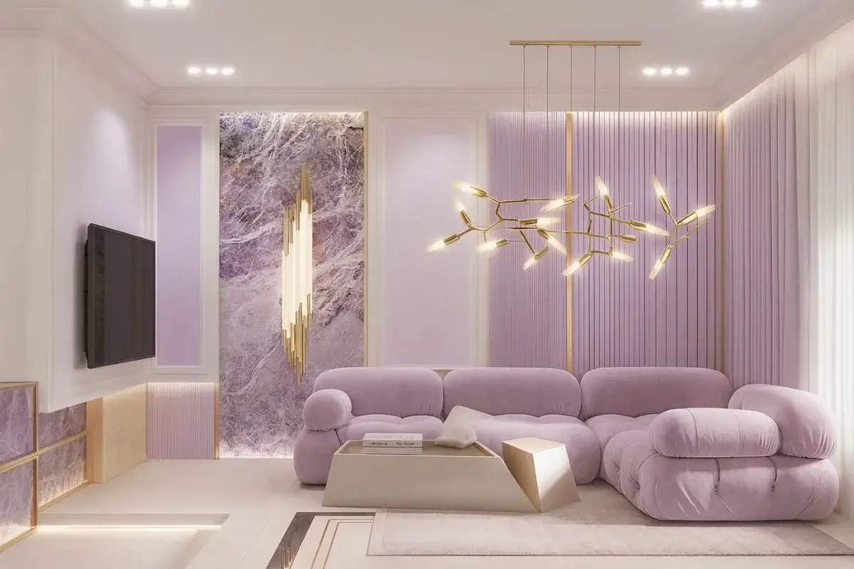 Soggiorno moderno con divano e tappeti color glicine, pareti con marmo e texture verticali, lampadario dorato.