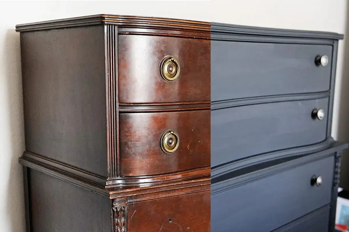 Comò diviso: a sinistra, legno scuro originale; a destra, dipingere mobile laccato senza scartavetrare in blu notte.