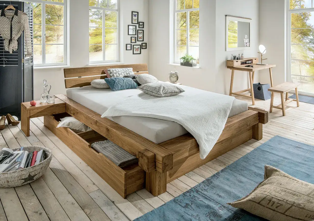 Un letto fai da te in legno massiccio con ampi cassetti contenitori, cuscini decorativi e una vista luminosa dalle finestre.
