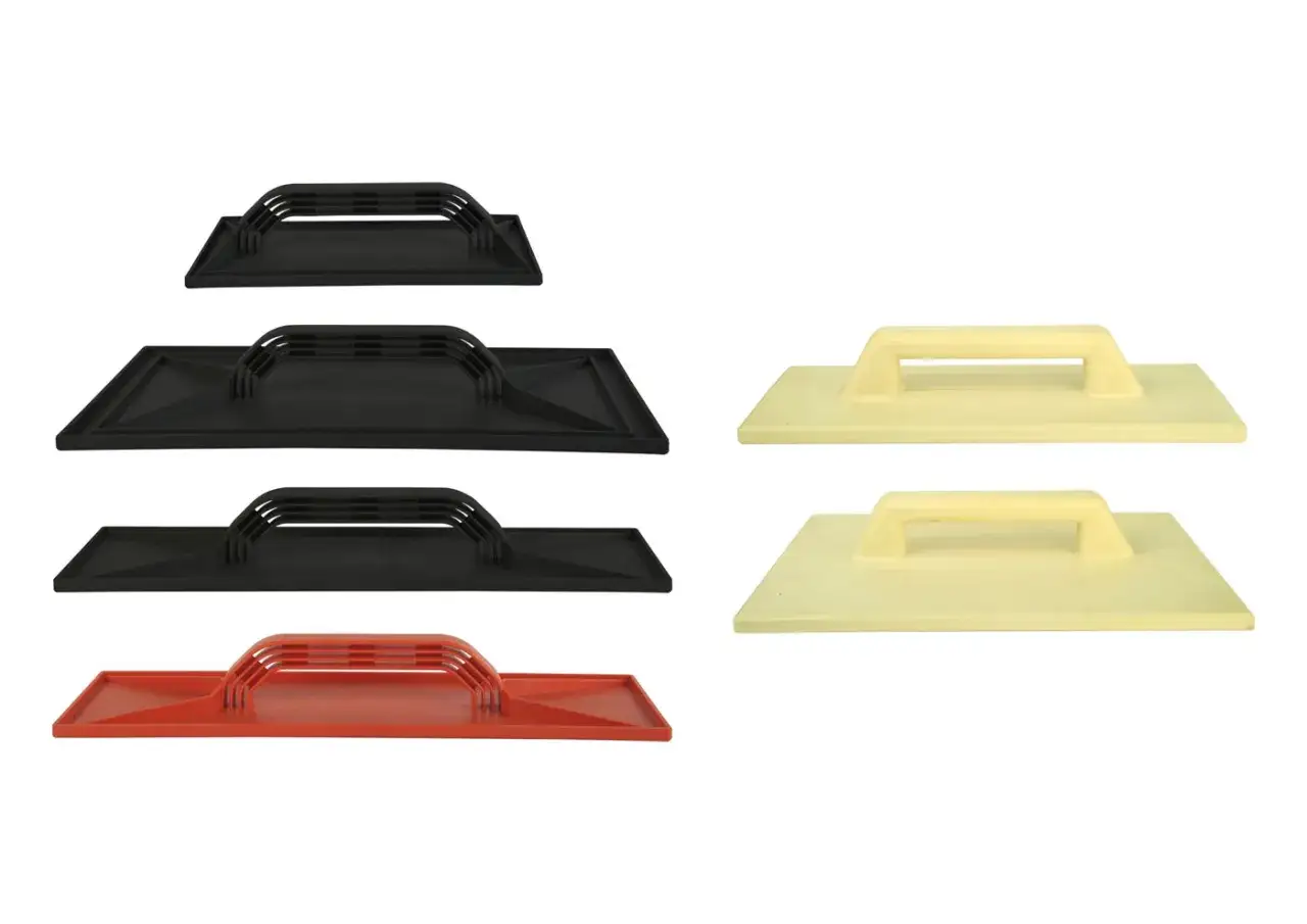 Set di frattazzi in plastica di varie dimensioni e colori: neri, gialli, e uno rosso.