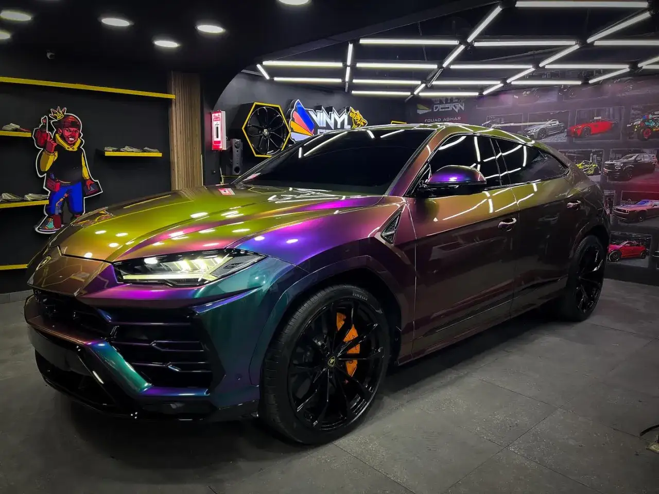 Un'auto sportiva con un incredibile effetto cangiante, un modo audace per cambiare colore auto e farsi notare.