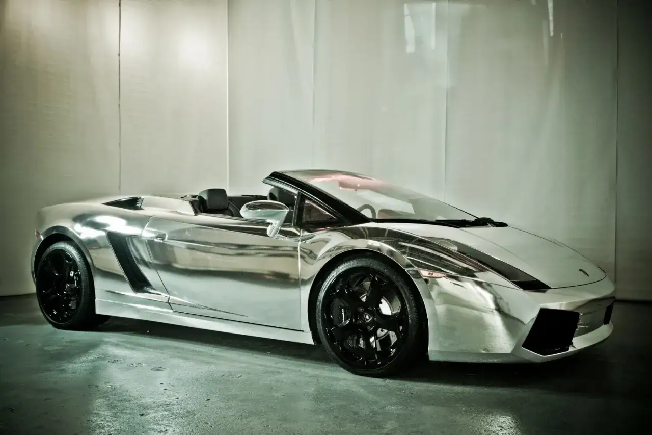 Lamborghini cabriolet con carrozzeria cromata, un vero gioiello tra le macchine cromate, riflette la luce in modo abbagliante.