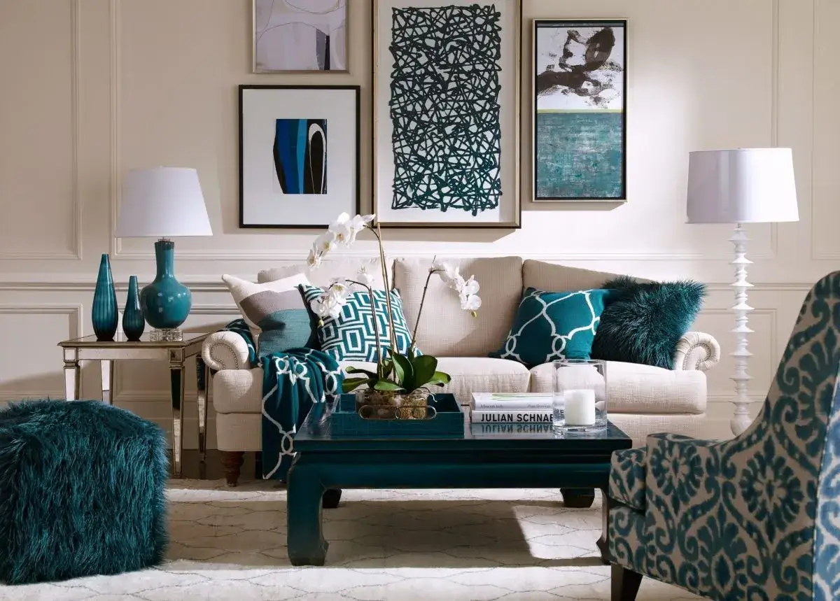 Un salotto elegante con divano beige, cuscini decorati con motivi geometrici e un pouf soffice, tutti in un vivace turchese colore.