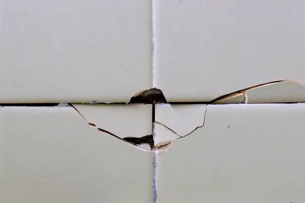 Dettaglio di piastrelle scheggiate, un problema comune per chi cerca come riparare piastrelle scheggiate.