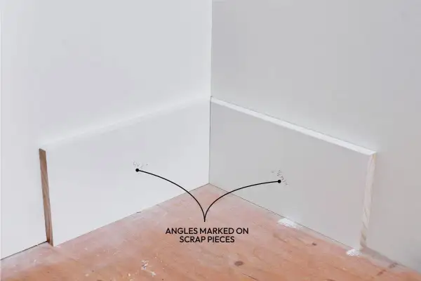 Angoli segnati su pezzi di scarto per mostrare come tagliare i battiscopa in ceramica a 45 gradi.