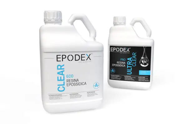 Due taniche di resina epossidica per legno: una "ECO CLEAR" e una "ULTRA CLEAR PRO". Scopri come si usa la resina epossidica per legno.