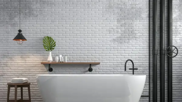 Bagno moderno con vasca bianca, rubinetto nero e tubi a vista. Ottime idee per coprire tubi a vista con stile industriale.