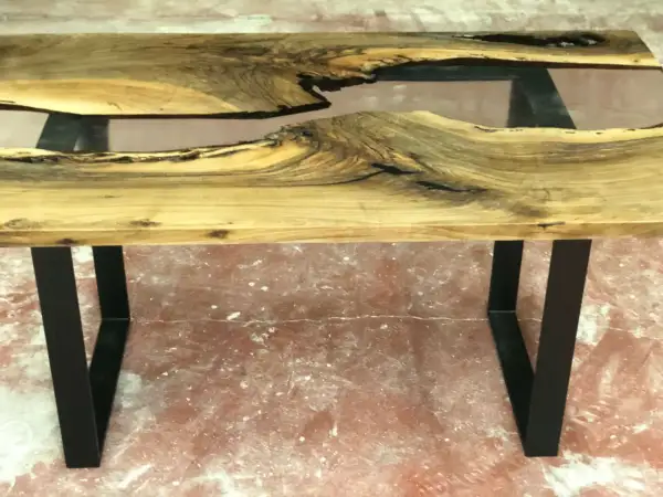Tavolo legno e resina fai da te con venature uniche e gambe nere a V.