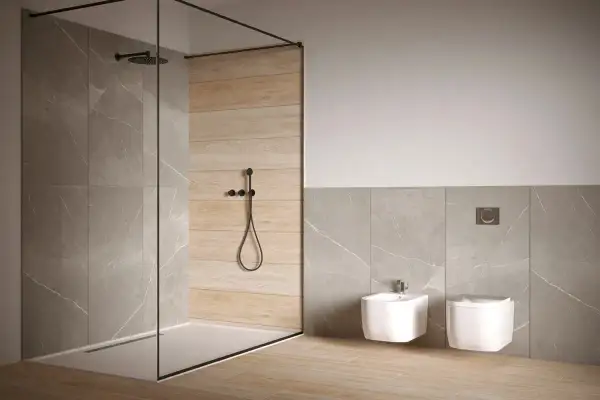 Bagno moderno con doccia a filo pavimento e rivestimento bagno 60x120 in gres effetto marmo e legno, posato orizzontale e verticale.