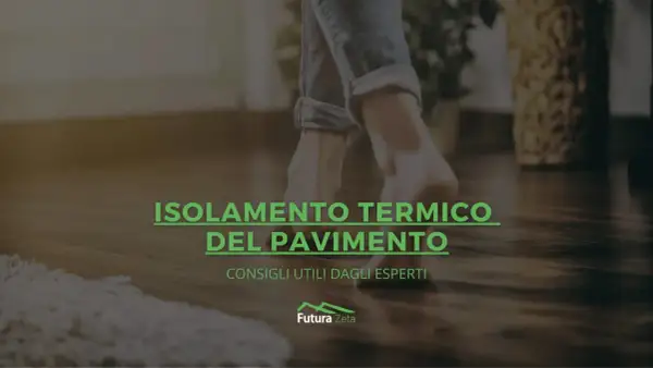 Piedi nudi su un pavimento in legno, con testo "Isolamento termico del pavimento".