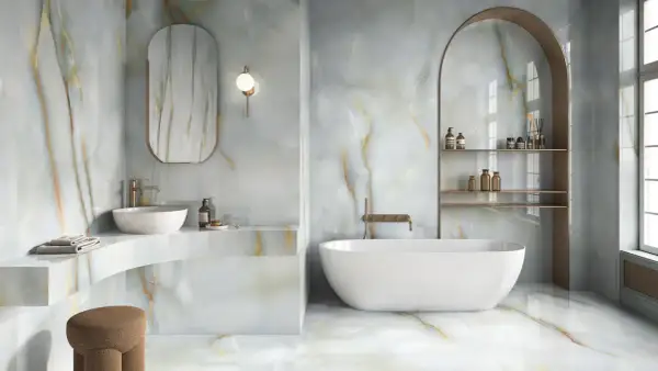 Bagno di lusso con vasca freestanding e lavabo su misura, rivestimenti in onice traslucido con venature dorate. Idee abbellire il bagno con stile.