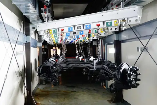Assali di camion in sospensione pronti per la verniciatura. Il sistema di trasporto aereo è pronto per la verniciatura dei camion.